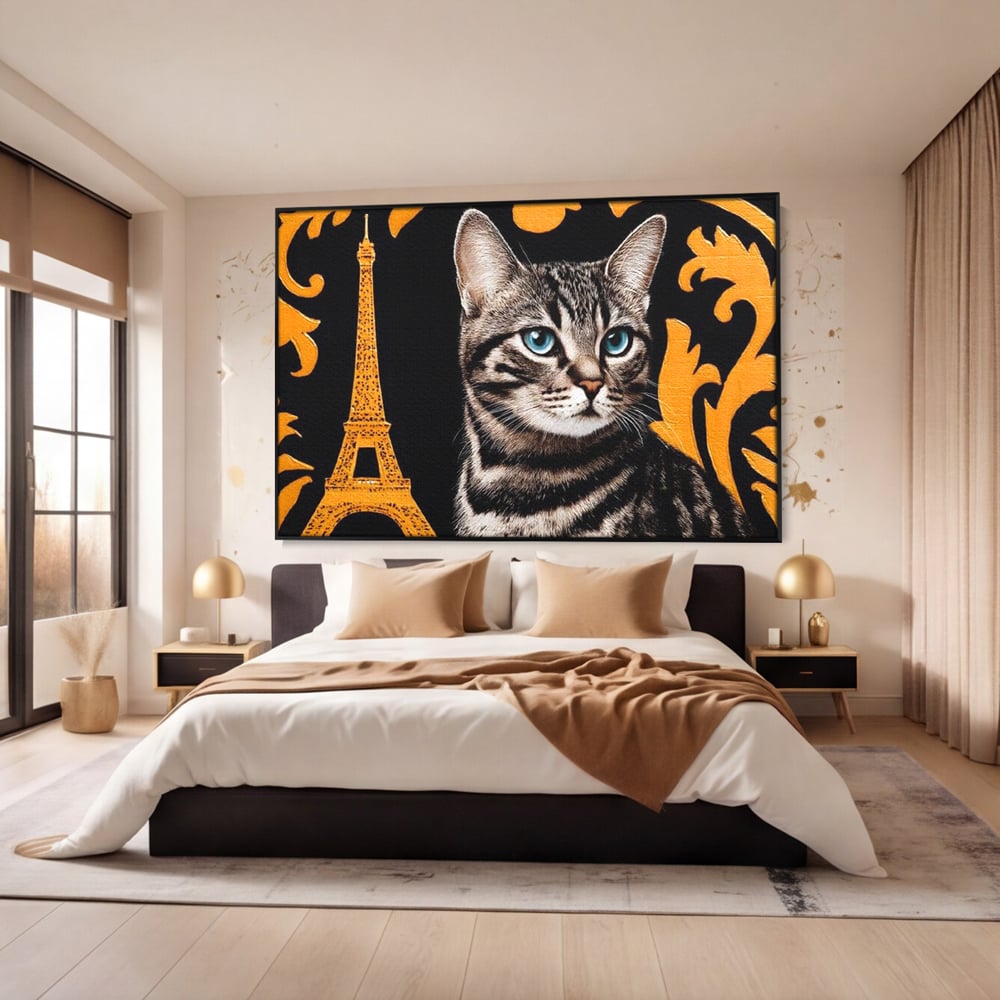 Tablou canvas cu tablou canvas cu pisica si turnul eiffel, in rama de aluminiu negru, pe perete intr-un dormitor